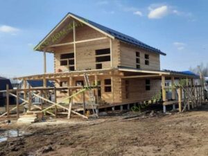 двухэтажный домокомплект собран под крышу